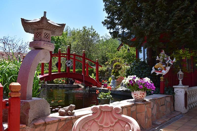 Gite Au Printemps Japonais, Petit Train De La Mure, Parc Des Ecrins Pierre-Chatel Exterior photo