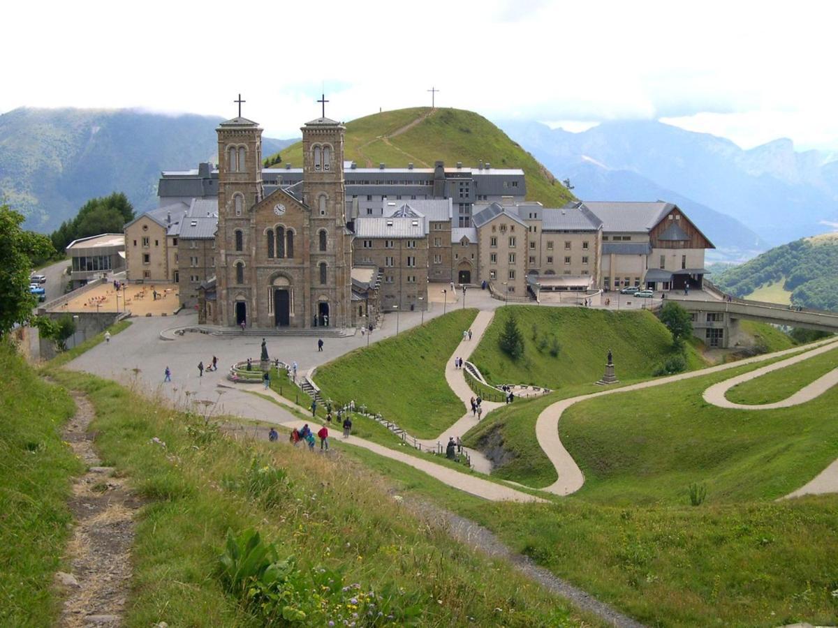 Gite Au Printemps Japonais, Petit Train De La Mure, Parc Des Ecrins Pierre-Chatel Exterior photo
