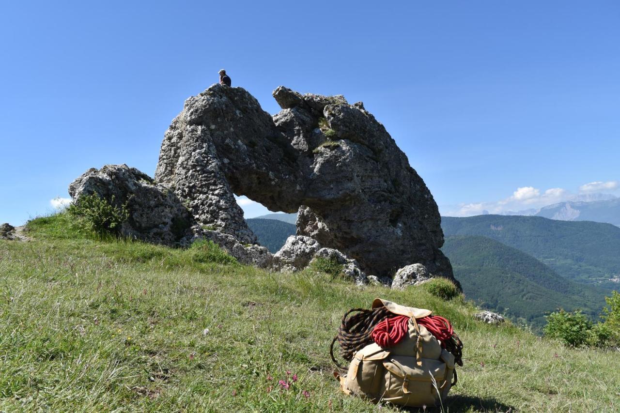 Gite Au Printemps Japonais, Petit Train De La Mure, Parc Des Ecrins Pierre-Chatel Exterior photo